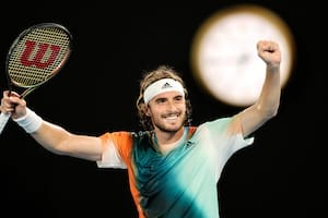 Stefanos Tsitsipas festeja tras derrotar a Jannik Sinner