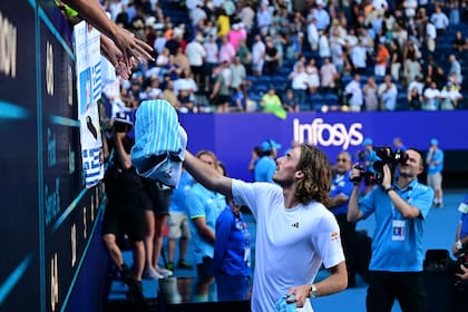 Stefanos Tsitsipas le regala su toalla a un aficionado tras pasar a la final del Australian Open: el griego se siente "local" en Melbourne