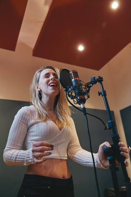 Steffi Romero es docente, fonoaudióloga, cantante y una de las coach que más se lucen en la tele