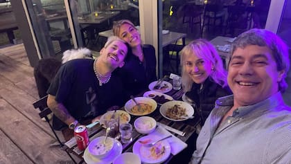 Stefi Roitman junto a sus padres y Ricky Montaner, su marido
