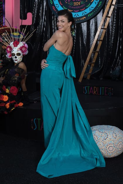 Stefi Roitman lució un strapless turquesa con detalle de moño gigante en la espalda.