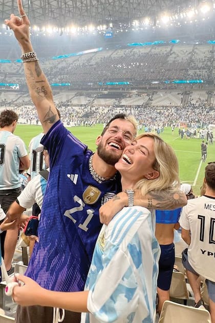 Stefi Roitman y Ricky Montaner. “Vine a alentar a este equipo que nos dio todo y más”, dijo la modelo argentina.