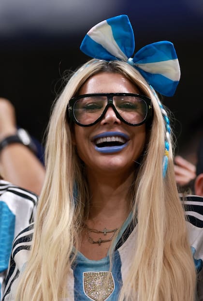 Stefi Xipolitakis lució un look muy especial para alentar a la Scaloneta. Además de vestir la camiseta, sumó un moño y una trenza albiceleste en su cabello y pintó sus labios al tono