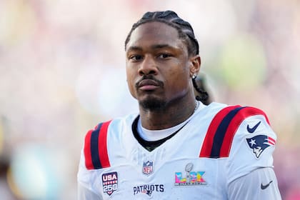 Stefon Diggs, receptor abierto de los Patriots de Nueva Inglaterra, camina en el campo previo al ini