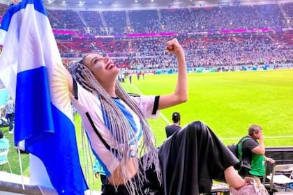 Stefy Xipolitakis presenció los partidos de la Argentina contra Polonia y contra Australia y se mostró festiva tras los triunfos albicelestes