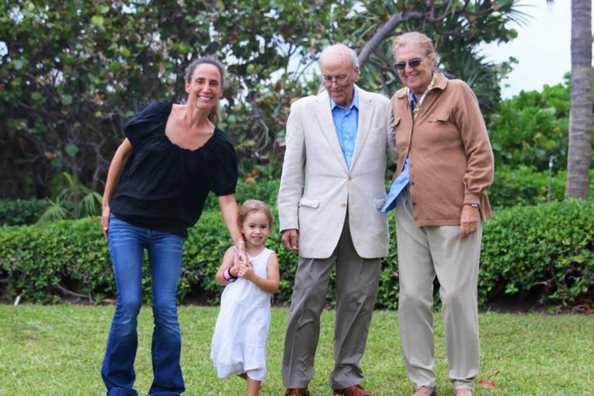 Stella Cattarossi junto a su madre Graciela y sus abuelos, Gino y Graciela
