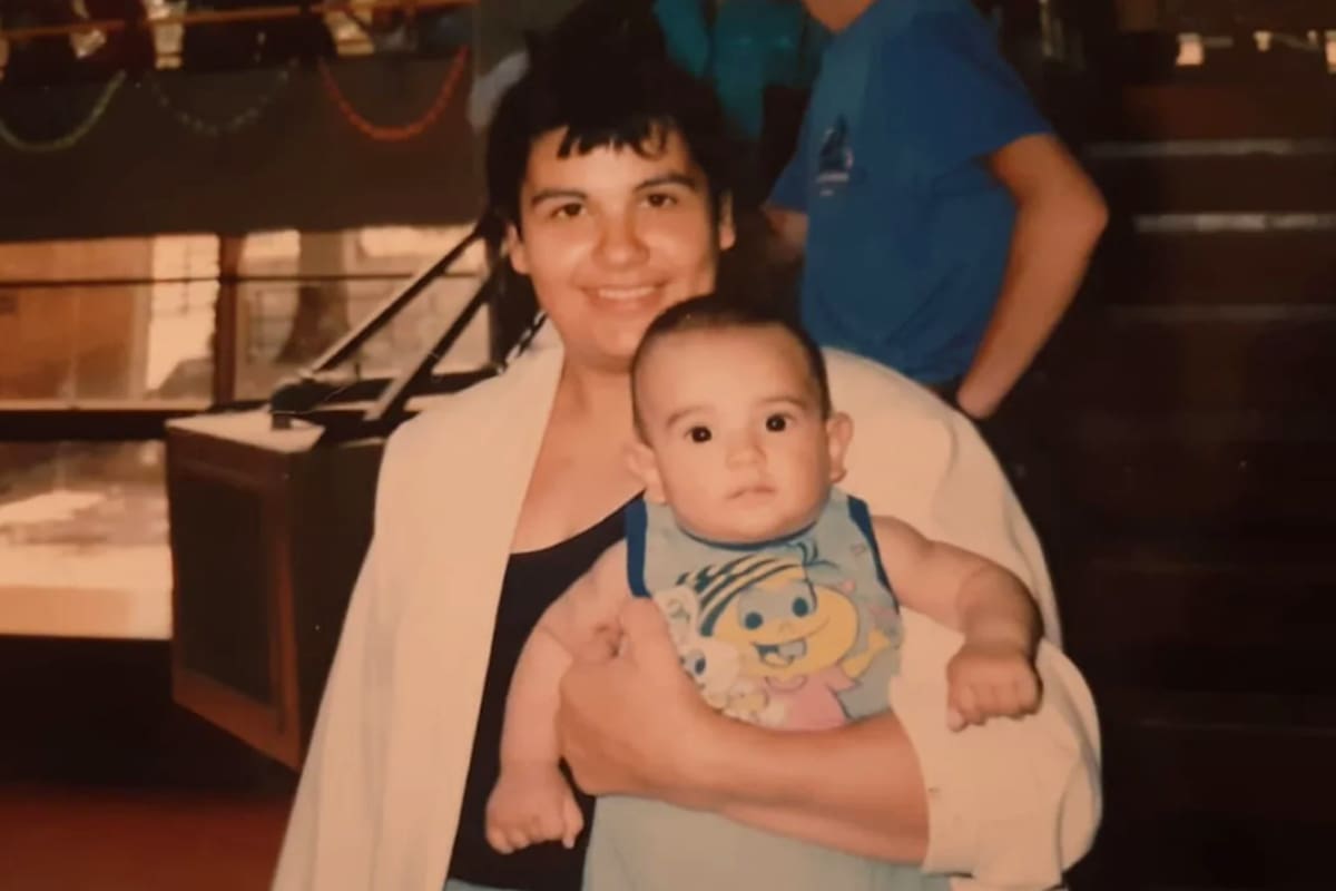 Stella con su hijo David, cuando era pequeño; el joven se suicidó a los 31 años en 2019