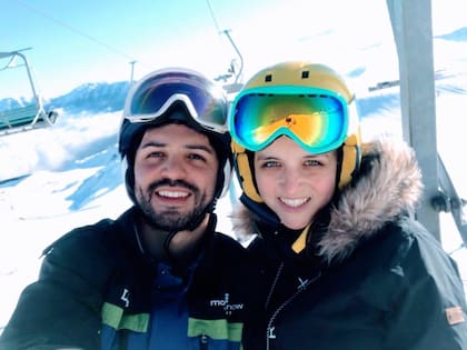 Stella en una excursión con su novio.