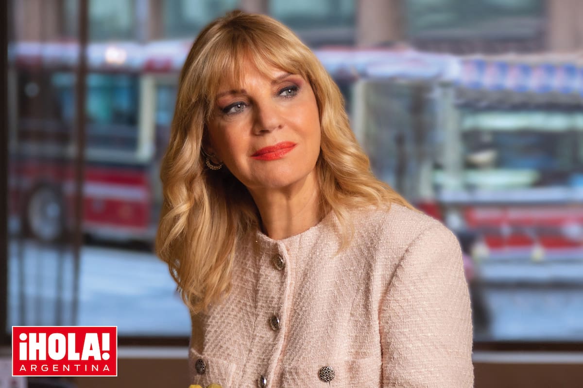 Stella Maris Coustarot, tal es su verdadero nombre, nació en General Roca, Río Negro, el 20 de junio de 1950. Con 16 años fue coronada reina en la primera Fiesta Nacional de la Manzana. Un tiempo más tarde, cuando terminaba de cursar la carrera de Ciencias de la Comunicación en la Universidad Nacional de La Plata, viajó a Japón para representar a la Argentina en el concurso de Miss Ylang Internacional. “A partir de entonces, mi carrera como modelo despegó”, recuerda la conductora.