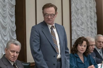 Stellan Skarsgard, Jared Harris y Emily Watson en la miniserie Chernobyl