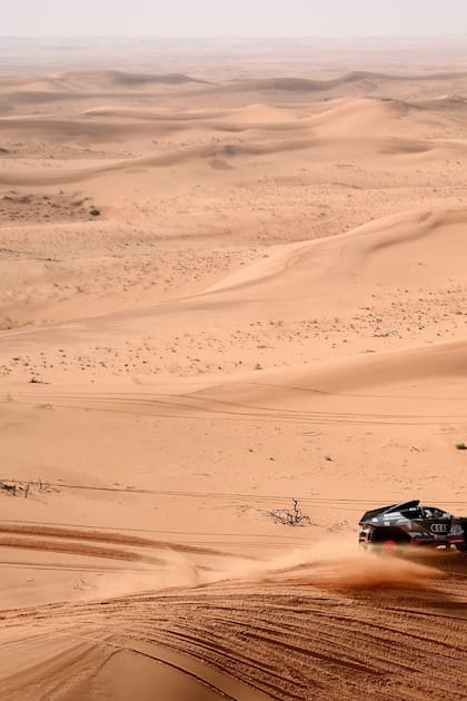 Stéphane Peterhansel atraviesa en soledad la inmensidad del desierto saudita; el máximo ganador del rally Dakar sumará una nueva experiencia en 2023