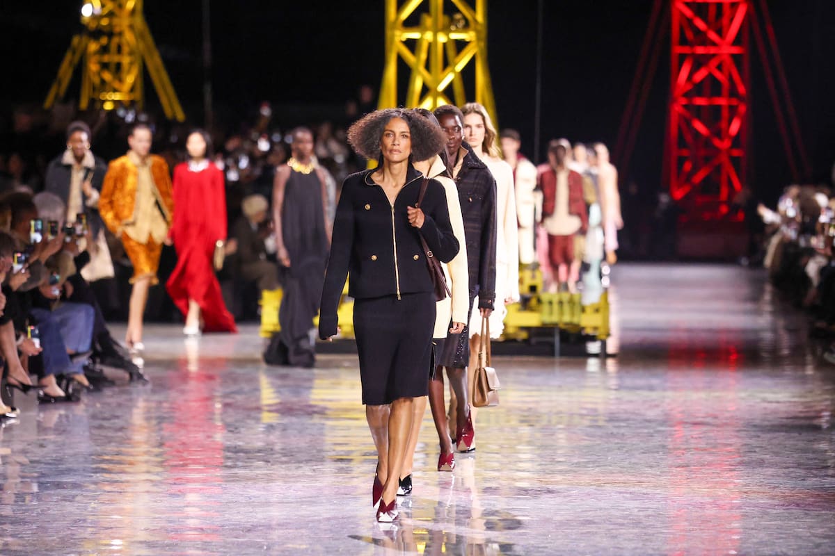 Stephanie Cavalli, de 50 años, abrió el desfile de Chanel en París