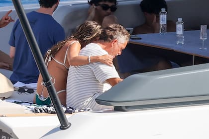 Stephanie Cayo y Alejandro Sanz se mostraron muy cariñosos durante su día de yate en Ibiza. La actriz lució una bikini blanca y verde, mientras que el cantante optó por una remera a rayas para disfrutar del paseo en alta mar