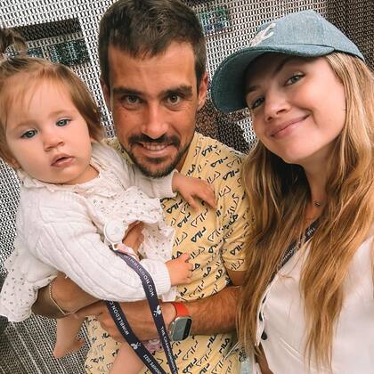 Stephanie Demner y Guido Pella junto a la pequeña Ari