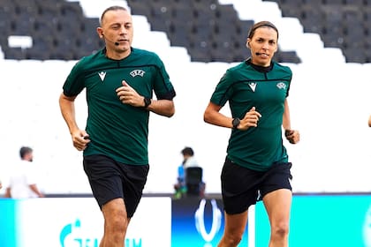 Stéphanie Frappart, entrena junto al cuarto arbitro, Cuneyt Cakir