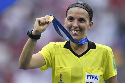 Stéphanie Frappart marcará un hito en la historia del arbitraje: será la primera mujer en dirigir una final europea de hombres.