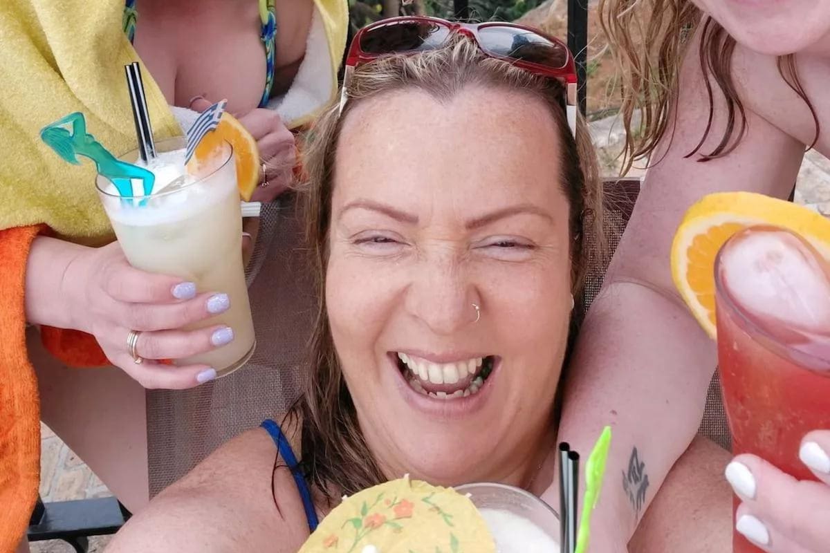 Stephanie Hanson se fue de vacaciones con sus amigas y a su regreso se divorció de su marido por un hecho insólito