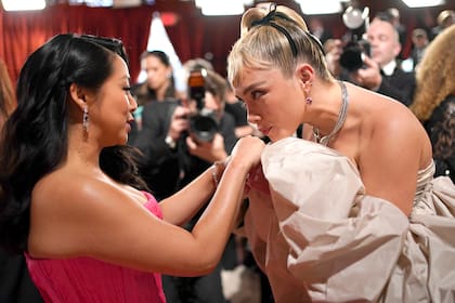 Stephanie Hsu recibe el saludo de Florence Pugh