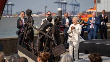 Stephanie Shirley en la inauguración de un monumento a "Kindertransport" en el muelle de Harwich, ubicado al noreste de Londres.