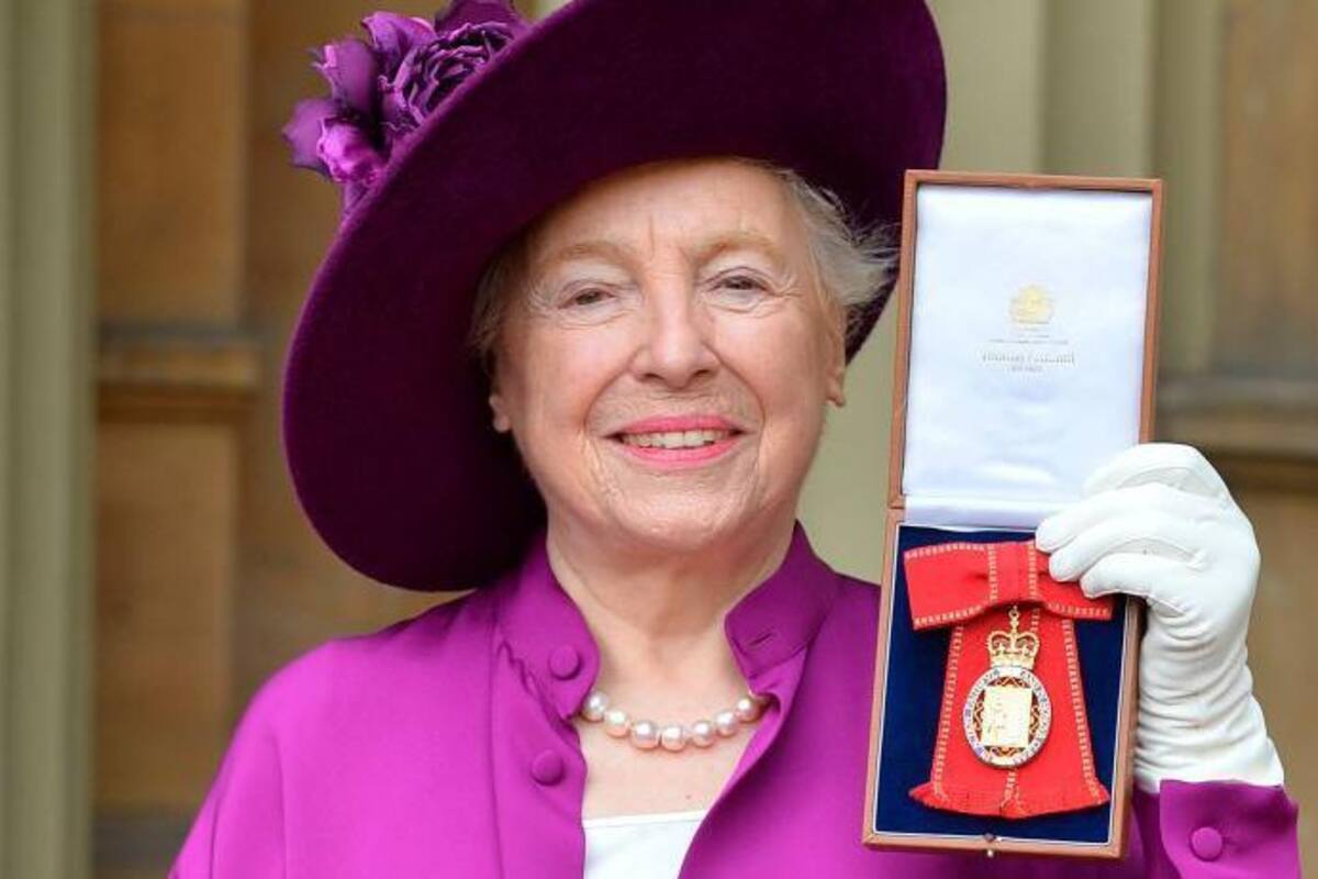 Stephanie Shirley fue nombrada Dama en el año 2000 y siete años más tarde recibió la "Orden de los Compañeros de Honor" por su trabajo en el campo de la tecnología.