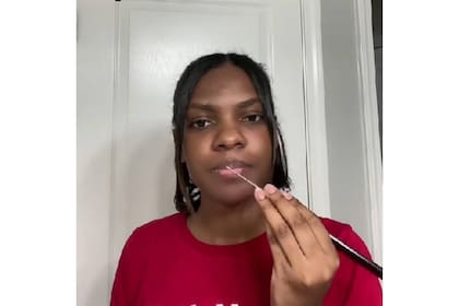 Stephanie, una mujer latina que se gana la vida limpiando habitaciones en Estados Unidos