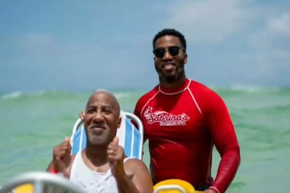 Stephen Bell pudo volver a meterse al mar luego de 25 años gracias a su hijo Garreth