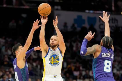 Stephen Curry anota 21 y lleva a los Warriors a vencer 119-101 a los Hornets en su vuelta a casa