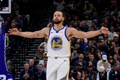 Stephen Curry, base de los Warriors de Golden State, festeja un triple.