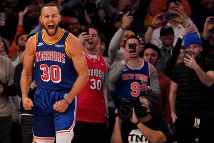 Stephen Curry batió este martes el récord histórico de triples en la NBA, en el mismísimo Madison Square Garden, donde hasta los hinchas de New York Knicks celebraron el logro.