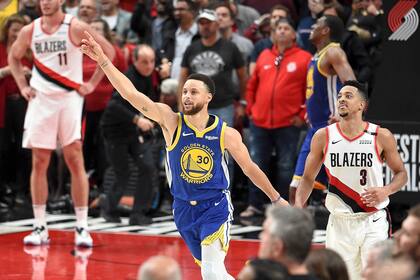 Stephen Curry celebra en el partido ante Blazers