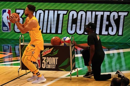 Stephen Curry, de Golden State Warriors, participa en el concurso de triples del Partido de las Estrellas de la NBA; el tiro de tres puntos es el recurso que más ha crecido en los últimos años y modificó la manera de atacar y defender en el básquetbol mundial.