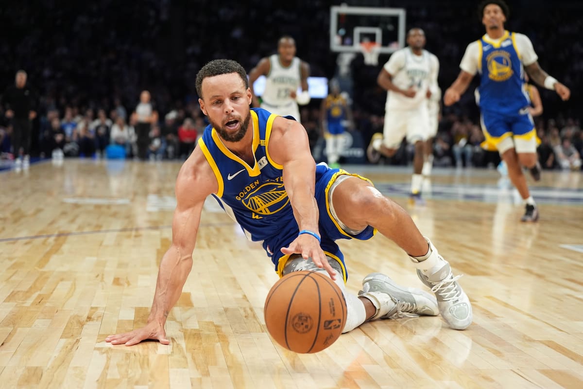 Stephen Curry, de los Warriors de Golden State, alcanza un balón en el encuentro ante los Timberwolv