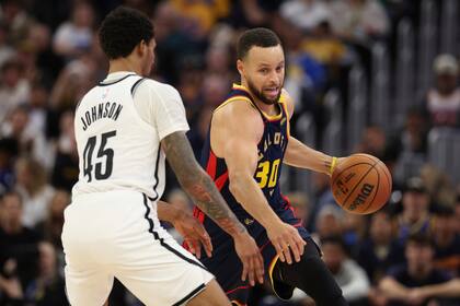 Stephen Curry, de los Warriors de Golden State, encara a Keon Johnson, de los Nets de Brooklyn, en el encuentro del lunes 25 de noviembre de 2024 (AP Foto/Jed Jacobsohn)