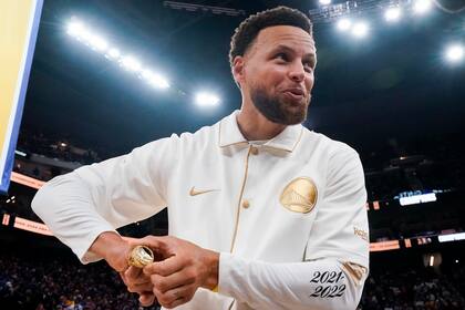 Stephen Curry, de los Warriors de Golden State, sonríe tras recibir su anillo de campeón de la NBA