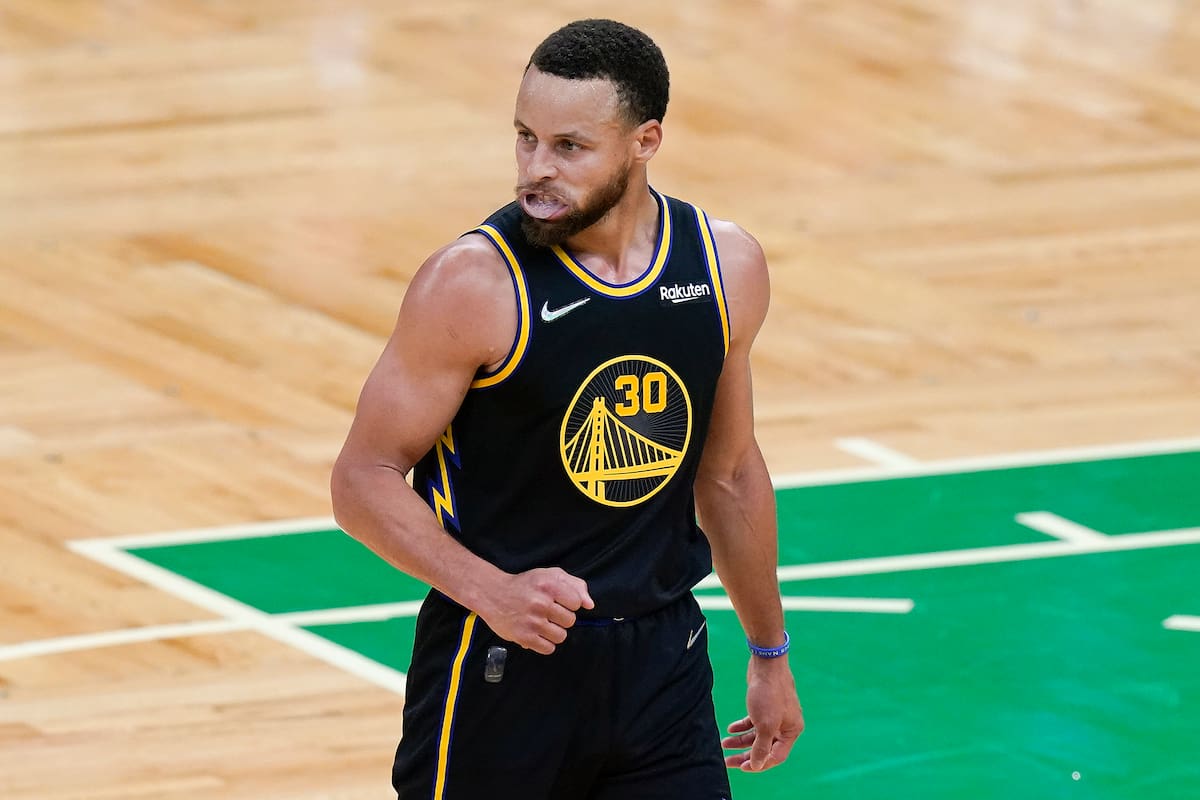 Stephen Curry demolió a Boston Celtics como visitante y Golden State Warriors puso 2-2 la final de la NBA, que se juega al mejor de siete capítulos.