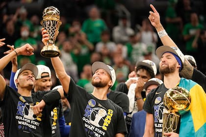 Stephen Curry, estrella de Golden State, sostiene el trofeo Bill Russell, que lo acredita como el Jugador Más Valioso de las Finales de la NBA, después de superar a los Celtics