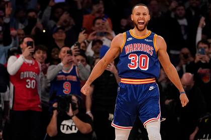 Stephen Curry festeja eufórico y hasta simpatizantes de New York Knicks lo aclaman.