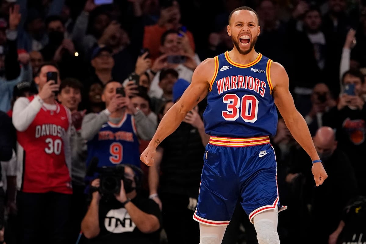 Stephen Curry fue aclamado por el Madison Square Garden cuando batió el récord histórico de triples en la NBA contra el propio New York Knicks, en la victoria de Golden State Warriors.