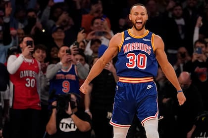 Stephen Curry fue aclamado por el Madison Square Garden cuando batió el récord histórico de triples en la NBA contra el propio New York Knicks, en la victoria de Golden State Warriors.