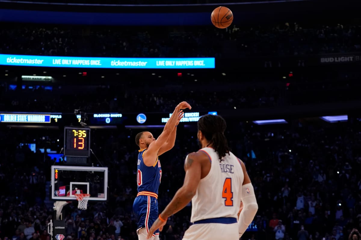 Stephen Curry lanza para tres puntos en el Madison Square Garden; el número 30 de Golden State Warriors superó el récord de Ray Allen y es el jugador que más triples consiguió en la historia de la NBA.