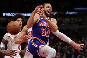 Stephen Curry no necesitó brillar para que los Warriors aplastaran a los Bulls
