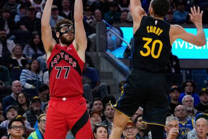 Stephen Curry se somete a resonancia magnética tras salir del juego por lesión pélvica