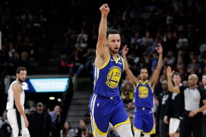 Stephen Curry: un festejo en la derrota ante San Antonio Spurs