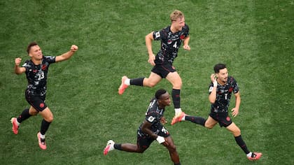 Stephen Eustaquio marcó el gol de Canadá en uno de los últimos minutos y pasó a los octavos de final