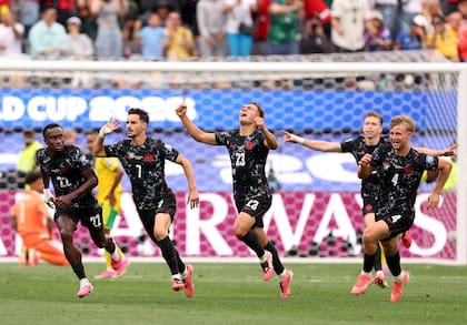 Stephen Eustaquio y su celebración con los compañeros de Canadá ya en los últimos minutos del partido ante Sudáfrica