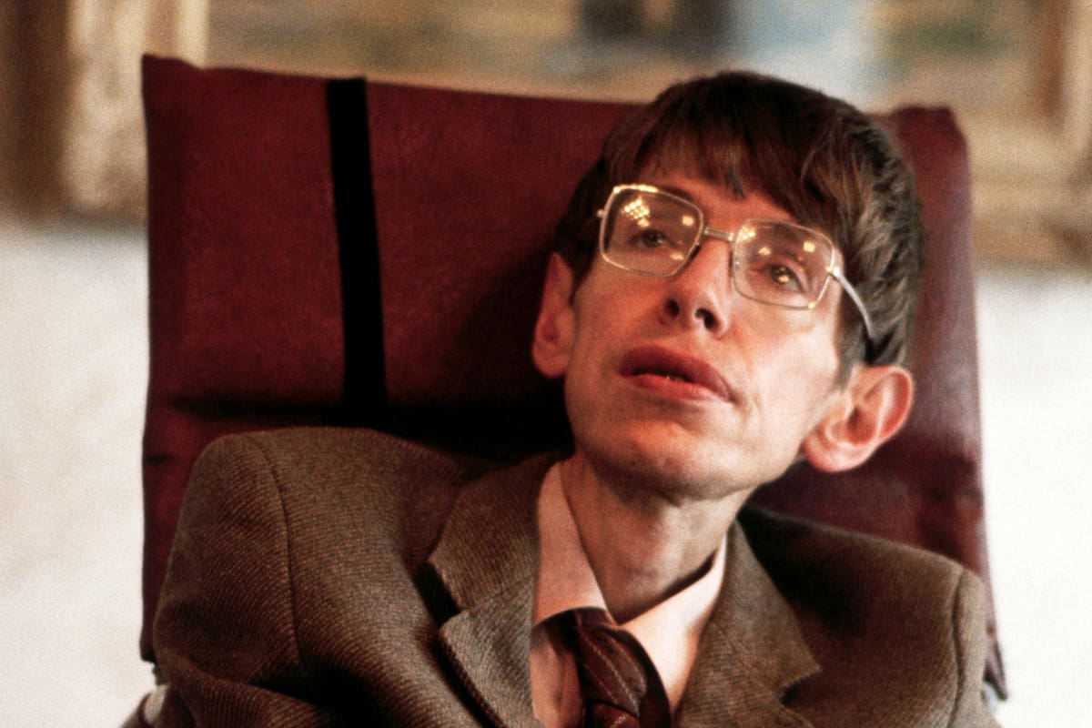 Stephen Hawking, el físico que revolucionó la manera de concebir el universo, organizó una fiesta para los habitantes del futuro.