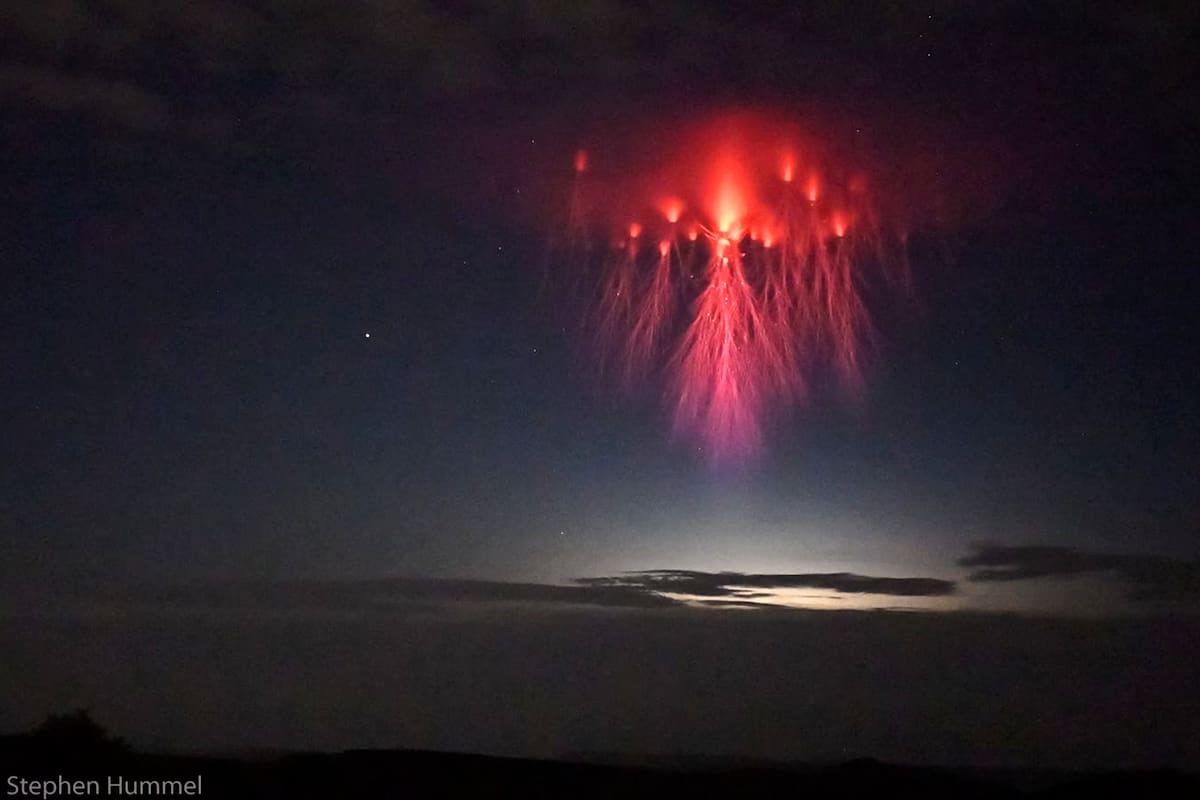 Stephen Hummel del observatorio McDonald tomó la foto de este fenómeno en el cielo de Mt. Locke, en Texas