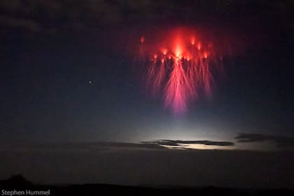 Stephen Hummel del observatorio McDonald tomó la foto de este fenómeno en el cielo de Mt. Locke, en Texas