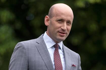 Stephen Miller, asesor de Donald Trump, habla con reporteros fuera de la Casa Blanca, el 9 de mayo de 2025, en Washington.