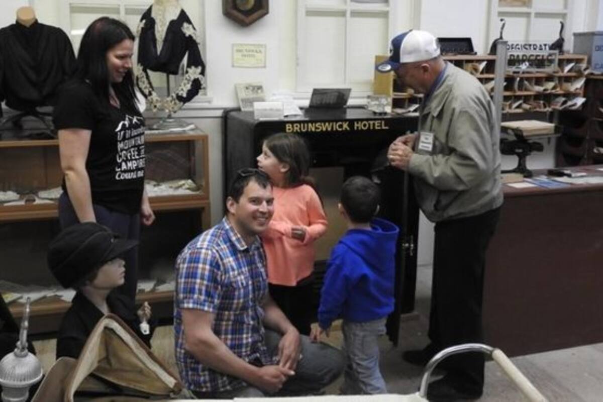 Stephen Mills (centro) frente a la caja fuerte que acababa de abrir